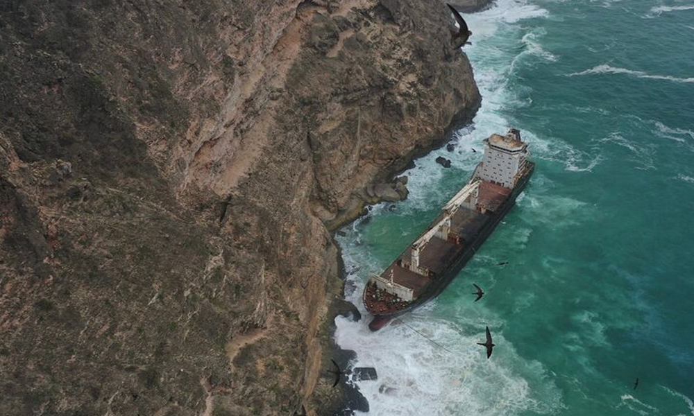 Kapal Karam di Salalah: Legenda Baru di Pantai Oman