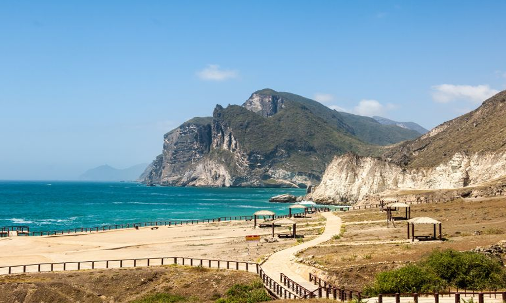 Mughsail Beach: Pantai dengan Lubang Angin Eksotis