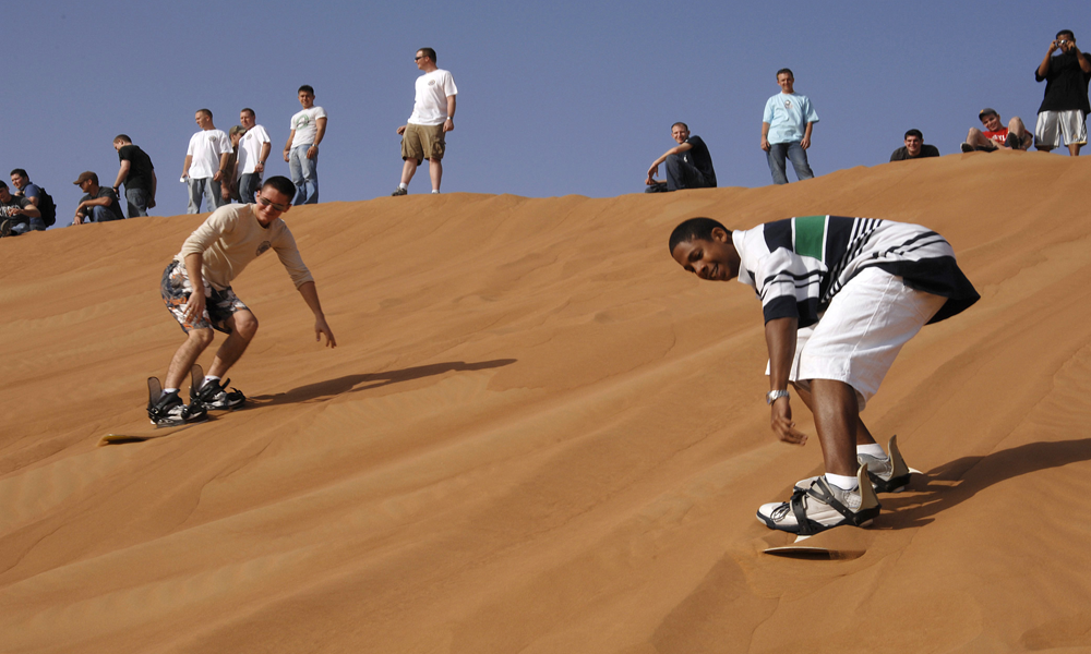 Sandboarding: Sensasi Meluncur di Atas Ombak Pasir